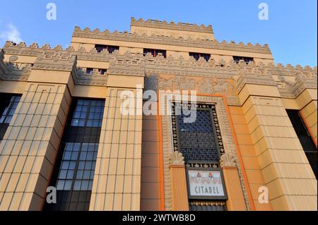 Architettura esterna art deco del Citadel Outlets Mall, originariamente la Samson Tire Company costruita nel 1930 a Commerce, a Los Angeles, California, USA Foto Stock