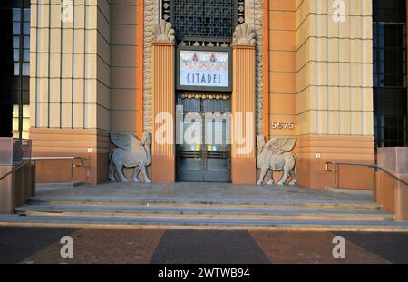 Architettura esterna art deco del Citadel Outlets Mall, originariamente la Samson Tire Company costruita nel 1930 a Commerce, a Los Angeles, California, USA Foto Stock