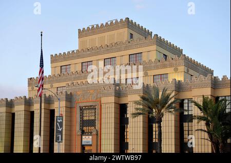 Architettura esterna art deco del Citadel Outlets Mall, originariamente la Samson Tire Company costruita nel 1930 a Commerce, a Los Angeles, California, USA Foto Stock