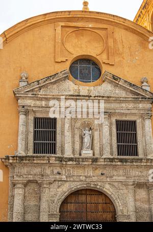 Cartagena, Colombia - 25 luglio 2023: Convento de Santo Domingo. Facciata anteriore e ingresso alla chiesa. Statua di San Luis Beltran, Louis Bertrand, in n Foto Stock