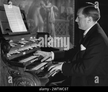 Il signor Reginold Foort, il primo organista europeo, che suona un Wurlitzer Residence Organ. Il signor Foort è membro del Royal College of Organists Foto Stock