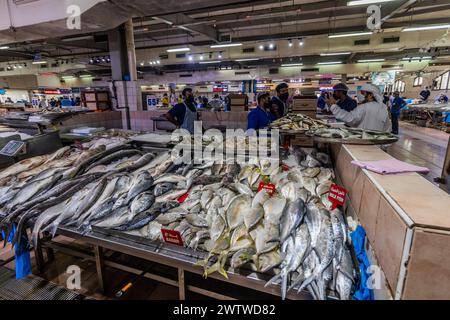 ABU DHABI, Emirati Arabi Uniti - 15 OTTOBRE 2021: Bancarelle di pesce al mercato al Mina di Abu Dhabi, Emirati Arabi Uniti. Foto Stock