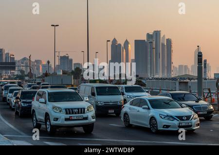 ABU DHABI, Emirati Arabi Uniti - 15 OTTOBRE 2021: Traffico stradale e skyline di Abu Dhabi, Emirati Arabi Uniti. Foto Stock