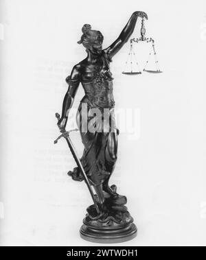 Una statuetta bendata simboleggia la giustizia con scala e spada Foto Stock