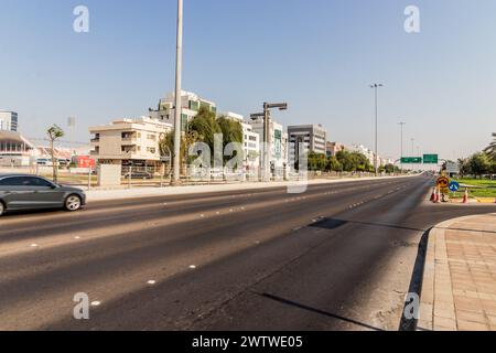 ABU DHABI, Emirati Arabi Uniti - 18 OTTOBRE 2021: Via Sheikh Rashid Bin Saeed ad Abu Dhabi, Emirati Arabi Uniti. Foto Stock