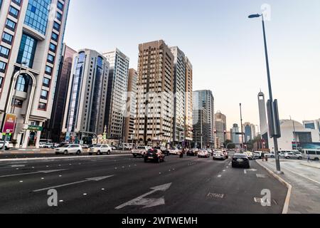 ABU DHABI, Emirati Arabi Uniti - 20 OTTOBRE 2021: Vista di una strada nel centro di Abu Dhabi, Emirati Arabi Uniti. Foto Stock