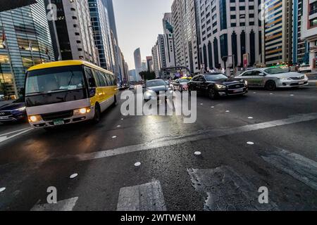 ABU DHABI, Emirati Arabi Uniti - 20 OTTOBRE 2021: Traffico su Khalifa Bin Zayed la prima strada nel centro di Abu Dhabi, Emirati Arabi Uniti. Foto Stock