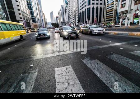 ABU DHABI, Emirati Arabi Uniti - 20 OTTOBRE 2021: Traffico su Khalifa Bin Zayed la prima strada nel centro di Abu Dhabi, Emirati Arabi Uniti. Foto Stock