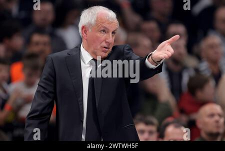 Belgrado. 19 marzo 2024. Il capo-allenatore di Partizan Zeljko Obradovic gestisce durante la partita del 30° turno della stagione regolare tra Partizan e Baskonia all'Eurolega di basket a Belgrado, Serbia, il 19 marzo 2024. Crediti: Predrag Milosavljevic/Xinhua/Alamy Live News Foto Stock