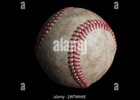 Un vecchio primo piano del baseball su sfondo nero Foto Stock