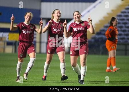 Worcester, Regno Unito. 19 marzo 2024. Le giocatrici del Northampton celebrano il 4° gol delle campane di giada nella Women National League Solihull Moors Women contro Northampton Town Womens Foto Stock