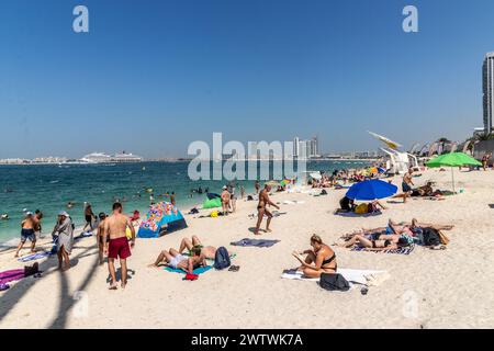 DUBAI, Emirati Arabi Uniti - 30 OTTOBRE 2021: Persone a Marina Beach a Dubai, Emirati Arabi Uniti. Foto Stock