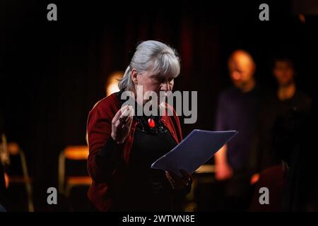 Parigi, Francia. 15 marzo 2024. Valerie Vivier si esibisce durante il concerto Songs of War and Heaven n. 5 al Peniche Anako. Songs of War and Heaven #5 è un concerto di canti tradizionali ucraini. Questo evento è stato prodotto da compagnie l'homme ivre e Site de Prartiques Theatrales Lavauzelle e si è svolto a Péniche Anako a Parigi. Questo programma è composto da un'assemblea musicale di canzoni polifoniche tradizionali dall'Ucraina e una serie di testimonianze di guerra. (Immagine di credito: © Telmo Pinto/SOPA Images via ZUMA Press Wire) SOLO PER USO EDITORIALE! Non per USO commerciale! Foto Stock