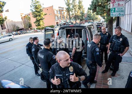 Burbank, California, Stati Uniti. 19 marzo 2024. Attivisti di scorta della polizia dell'organizzazione guidata dagli ebrei se non ora LA dall'ufficio del deputato Adam B. Schiff a Burbank, California, dopo che il gruppo ha guidato un seggio di 8 ore nella lobby del rappresentante il 19 marzo 2024. (Credit Image: © Jake Lee Green/ZUMA Press Wire) SOLO PER USO EDITORIALE! Non per USO commerciale! Foto Stock