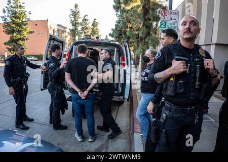 Burbank, California, Stati Uniti. 19 marzo 2024. Attivisti di scorta della polizia dell'organizzazione guidata dagli ebrei se non ora LA dall'ufficio del deputato Adam B. Schiff a Burbank, California, dopo che il gruppo ha guidato un seggio di 8 ore nella lobby del rappresentante il 19 marzo 2024. (Credit Image: © Jake Lee Green/ZUMA Press Wire) SOLO PER USO EDITORIALE! Non per USO commerciale! Foto Stock