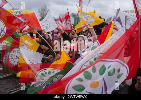 Batman, Turchia. 19 marzo 2024. Le donne ondeggiano bandiere del Partito popolare per l'uguaglianza e la democrazia, un partito politico curdo. Decine di migliaia di persone si sono riunite a Batman per celebrare l'arrivo del nuovo anno e della primavera con grande entusiasmo e con i loro costumi colorati. Credito: SOPA Images Limited/Alamy Live News Foto Stock