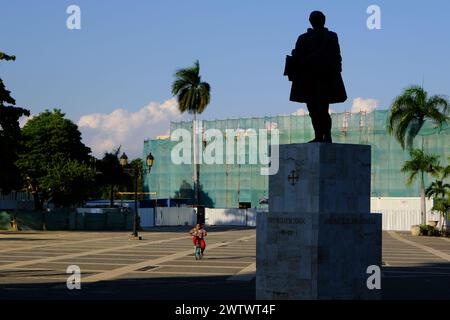 Alcazr de Colon il Palazzo Alcazar di Colombo in fase di restauro con impalcature coperte in Plaza Espana con la statua di Nicolas de Ovando in primo piano. Santo Domingo. Repubblica Dominicana Foto Stock