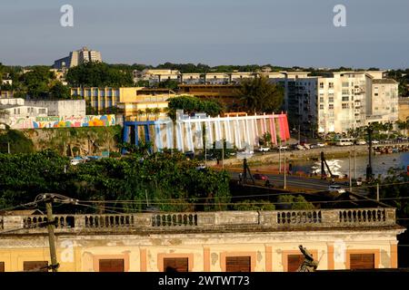 Vista di Santo Domingo Este con faro a Colón (faro di Colombo) sullo sfondo e fiume Ozama in primo piano dalla zona coloniale. Santo Domingo. Repubblica Dominicana Foto Stock