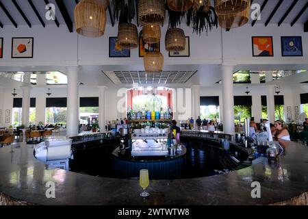 Clienti che si rilassano nel lobby bar del resort 5 stelle Ocean Blue & Sand. Punta Cuna. Repubblica Dominicana Foto Stock