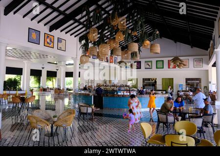 Clienti nello spazioso lobby bar dell'Ocean Blue & Sand resort a 5 stelle. Punta Cuna. Repubblica Dominicana Foto Stock