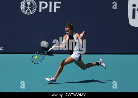 MIAMI GARDENS, FLORIDA - 19 MARZO: Caroline Wozniacki della Danimarca sconfigge Clara Burel della Francia durante il suo match di singolo femminile durante il Miami Open all'Hard Rock Stadium il 19 marzo 2024 a Miami Gardens, Florida. Persone: Carol Burel credito: Storms Media Group/Alamy Live News Foto Stock