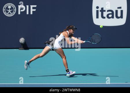 MIAMI GARDENS, FLORIDA - 19 MARZO: Caroline Wozniacki della Danimarca sconfigge Clara Burel della Francia durante il suo match di singolo femminile durante il Miami Open all'Hard Rock Stadium il 19 marzo 2024 a Miami Gardens, Florida. Persone: Carol Burel credito: Storms Media Group/Alamy Live News Foto Stock