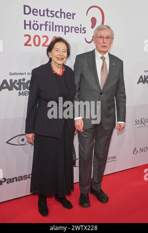 Horst Koehler Bundespraesident A.D. mit Ehefrau Eva Luise Koehler - Verleihung des 22.Deutschen Hoerfilmpreis 2024 in der Hauptstadtrepraesentanz der Deutschen Telekom a Berlino am 19.03.2024. 22) Deutscher Hoerfilmpreis 2024 *** Horst Koehler ex presidente tedesco con sua moglie Eva Luise Koehler cerimonia di premiazione del 22 German audio Film Prize 2024 alla rappresentanza della Deutsche Telekom Capital a Berlino il 19 marzo 2024 22 German audio Film Prize 2024 Foto Stock