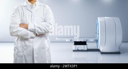 Medico con la macchina di risonanza magnetica in stanza d'ospedale Foto Stock