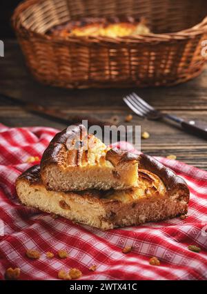 Deliziosa torta al formaggio su tovaglia a scacchi Foto Stock