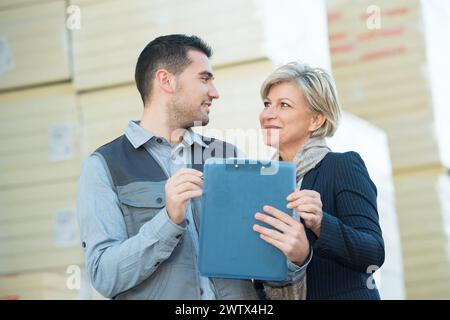 due responsabili di magazzino che controllano l'inventario Foto Stock