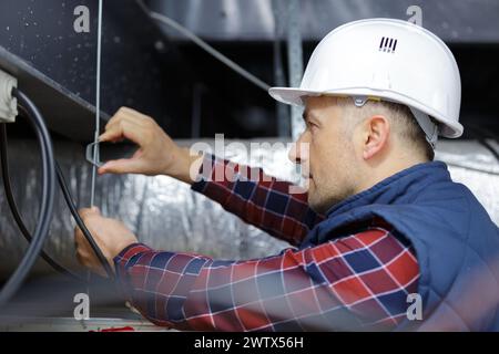 il tecnico sta fissando il soffitto Foto Stock