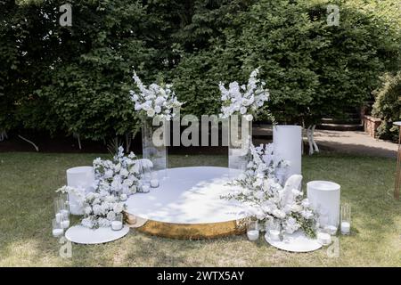 splendido arco per una cerimonia nuziale in un parco con sedie Foto Stock