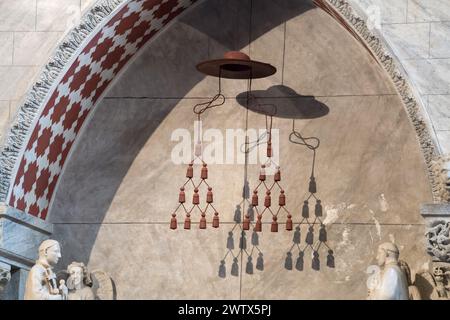 Monumento funerario in marmo gotico al cardinale Guglielmo Longhi di Ugo da campione del XIV secolo nella basilica romanica lombarda di Santa Maria maggiore Foto Stock