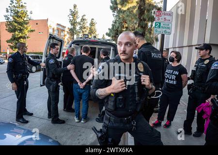 Burbank, California, Stati Uniti. 19 marzo 2024. Attivisti di scorta della polizia dell'organizzazione guidata dagli ebrei se non ora LA dall'ufficio del Rep. Adam Schiff (D-Calif.) A Burbank dopo che il gruppo ha guidato un seggio di 8 ore nella lobby del rappresentante a marzo. (Credit Image: © Jake Lee Green/ZUMA Press Wire) SOLO PER USO EDITORIALE! Non per USO commerciale! Foto Stock