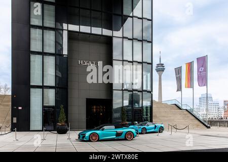 Audi R8 e McLaren GTS si trovano di fronte all'Hyatt Regency Hotel nel Medienhafen (porto di Media), Duesseldorf, Germania. Audi R8 e McLaren GTS Foto Stock