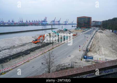 Amburgo, Germania. 20 marzo 2024. Un escavatore rimuove le macerie durante i lavori di demolizione sulla grosse Elbstrasse al mercato del pesce nel porto di Amburgo. Crediti: Marcus Brandt/dpa/Alamy Live News Foto Stock