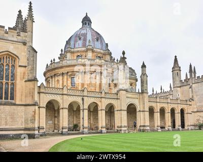 Colonnato nel quadrilatero nord (con la cupola della biblioteca universitaria Radcliffe camera dietro di essa) presso l'All Souls College, Università di Oxford, Inghilterra. Foto Stock