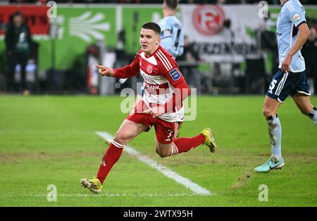 2) Bundesliga, Merkur Spiele Arena Düsseldorf, fortuna Düsseldorf vs Hamburger SV; Christos Tzolis (F95) festeggia dopo aver segnato Foto Stock