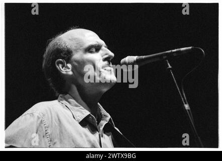 JAMES TAYLOR, CONCERTO, 1999: Leggendario chitarrista e cantautore americano James Taylor che suona dal vivo alla Cardiff International Arena CIA di Cardiff, Galles, Regno Unito, il 2 agosto 1999. Fotografia: Rob Watkins. INFORMAZIONI: James Taylor, un influente chitarrista nato il 12 marzo 1948 a Boston, Massachusetts, è celebrato per il suo stile di fingerpicking e la sua sincera scrittura di canzoni. Foto Stock