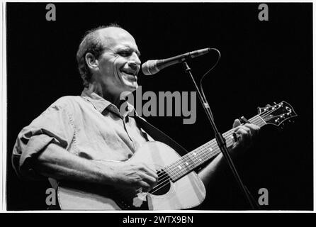 JAMES TAYLOR, CONCERTO, 1999: Leggendario chitarrista e cantautore americano James Taylor che suona dal vivo alla Cardiff International Arena CIA di Cardiff, Galles, Regno Unito, il 2 agosto 1999. Fotografia: Rob Watkins. INFORMAZIONI: James Taylor, un influente chitarrista nato il 12 marzo 1948 a Boston, Massachusetts, è celebrato per il suo stile di fingerpicking e la sua sincera scrittura di canzoni. Foto Stock