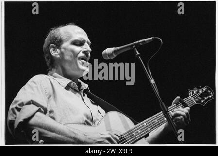 JAMES TAYLOR, CONCERTO, 1999: Leggendario chitarrista e cantautore americano James Taylor che suona dal vivo alla Cardiff International Arena CIA di Cardiff, Galles, Regno Unito, il 2 agosto 1999. Fotografia: Rob Watkins. INFORMAZIONI: James Taylor, un influente chitarrista nato il 12 marzo 1948 a Boston, Massachusetts, è celebrato per il suo stile di fingerpicking e la sua sincera scrittura di canzoni. Foto Stock