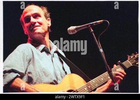 JAMES TAYLOR, CONCERTO, 1999: Leggendario chitarrista e cantautore americano James Taylor che suona dal vivo alla Cardiff International Arena CIA di Cardiff, Galles, Regno Unito, il 2 agosto 1999. Fotografia: Rob Watkins. INFORMAZIONI: James Taylor, un influente chitarrista nato il 12 marzo 1948 a Boston, Massachusetts, è celebrato per il suo stile di fingerpicking e la sua sincera scrittura di canzoni. Foto Stock