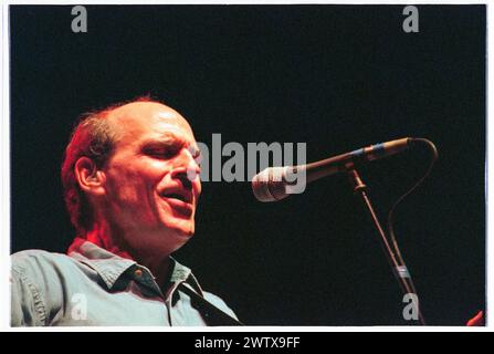 JAMES TAYLOR, CONCERTO, 1999: Leggendario chitarrista e cantautore americano James Taylor che suona dal vivo alla Cardiff International Arena CIA di Cardiff, Galles, Regno Unito, il 2 agosto 1999. Fotografia: Rob Watkins. INFORMAZIONI: James Taylor, un influente chitarrista nato il 12 marzo 1948 a Boston, Massachusetts, è celebrato per il suo stile di fingerpicking e la sua sincera scrittura di canzoni. Foto Stock