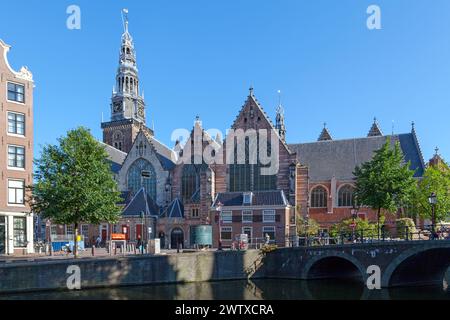Amsterdam, Paesi Bassi - 02 luglio 2019: La Chiesa Vecchia (in olandese: Oude Kerk) è l'edificio più antico di Amsterdam e la più antica chiesa parrocchiale, fondata intorno al 1213 A. Foto Stock