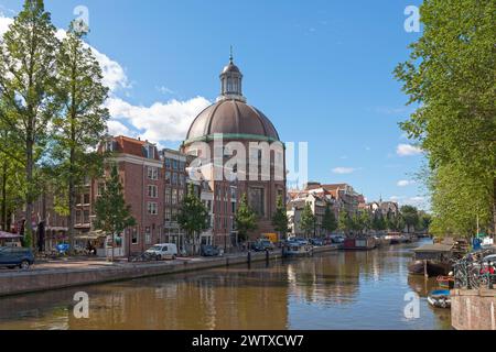 Amsterdam, Paesi Bassi - 2 luglio 2019: La Ronde Lutherse Kerk o Koepelkerk è un'ex chiesa luterana situata al Singel. Foto Stock