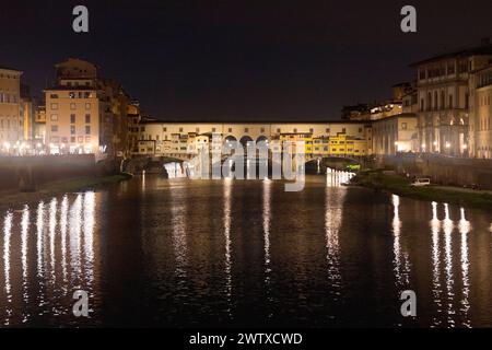 Il Ponte Vecchio è un ponte medioevale ad arco segmentario a spandrel chiuso in pietra sul fiume Arno, a Firenze, in Italia Foto Stock