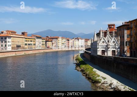 Pisa, Italia - marzo 31 2019: Santa Maria della spina sul fiume Arno è una piccola chiesa eretta intorno al 1230 in stile gotico pisano. Foto Stock