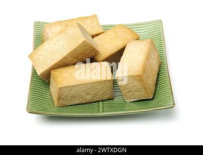 Cagliata di fagioli secchi su sfondo bianco Foto Stock