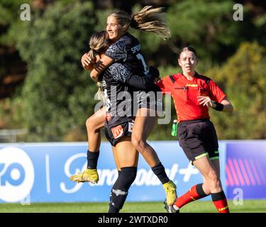 Porirua, Wellington, nuova Zelanda. 20 marzo 2024. L'attaccante di Wellington Mariana Speckmaier salta sul compagno di squadra Macey Fraser per festeggiare il suo gol iniziale. Wellington Phoenix contro Adelaide United. Liberty A-League Women. Porirua Park. Porirua. Wellington. Nuova Zelanda. Phoenix vince in casa 4-0 (HT 1-0). (Joe Serci/SPP) credito: SPP Sport Press Photo. /Alamy Live News Foto Stock