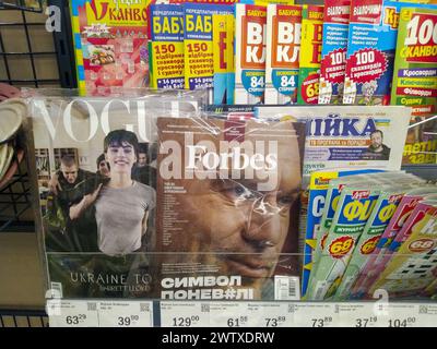 Un banco in un negozio con giornali e periodici. Riviste VOGUE e Forbes. Ucraina, Kiev - 18 marzo 2024. Foto Stock